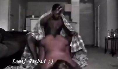 Жопастая чернокожая домохозяйка кричит, когда ее трахают раком 