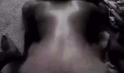 Жопастая чернокожая домохозяйка кричит, когда ее трахают раком 