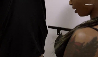 Fahişeler Kate Truu ve Lola Marie bir IR mutfakta dörtlü gruptaki sert yarakları sikiyor