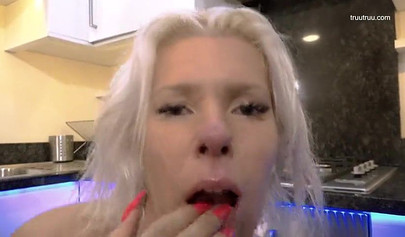 Fahişeler Kate Truu ve Lola Marie bir IR mutfakta dörtlü gruptaki sert yarakları sikiyor