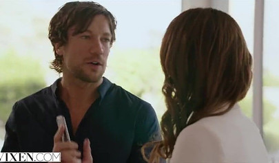 La hermosa asistente Harley Dean es follada por su jefe blanco