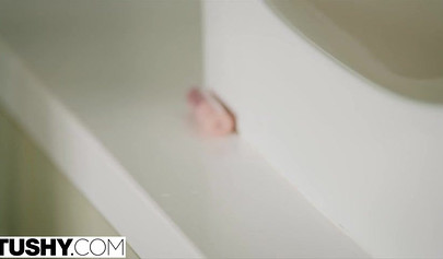 丝袜中的乌木 Ana Foxxx 的两个洞都被钻了