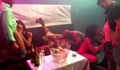 Черные шлюхи трахаются на оргии в ночном клубе