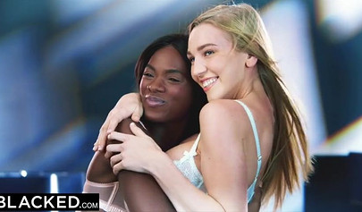 Ebony Ana Foxxx & busty Kendra Sunderland eat each other's asses