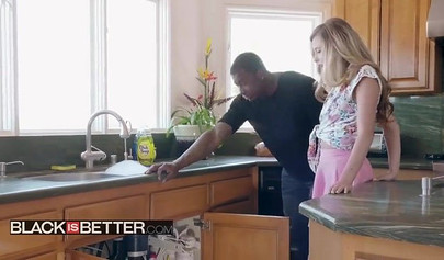 Babe Carolina Sweets gets her pussy penetrated by a BBC