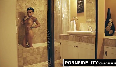 Das zierliche Babe Honey Gold bekommt ihre schwarze Muschi von Ryan Madison zerstört