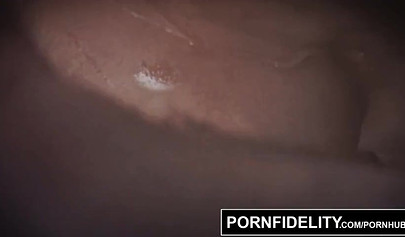 Das zierliche Babe Honey Gold bekommt ihre schwarze Muschi von Ryan Madison zerstört