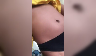 Geiles Ebenholz zieht ihr Höschen aus und reibt ihren Muff