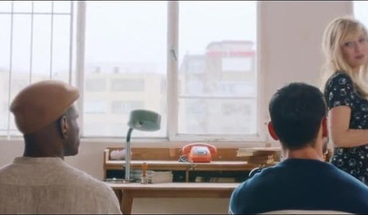 Un mec noir baise un couple caucasien dans un trio IR 