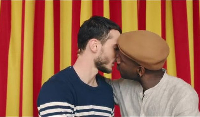 Un mec noir baise un couple caucasien dans un trio IR 