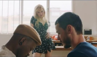 Un mec noir baise un couple caucasien dans un trio IR 