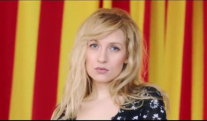 Un mec noir baise un couple caucasien dans un trio IR 