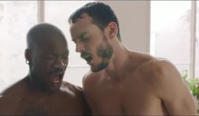 Un mec noir baise un couple caucasien dans un trio IR 