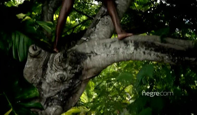 Stunning ebony Caribbean babe shows off her knockers on the beach