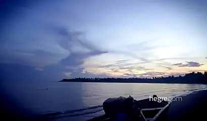 Stunning ebony Caribbean babe shows off her knockers on the beach