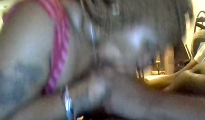 Африканская жена становится на колени и сосет большой черный член 