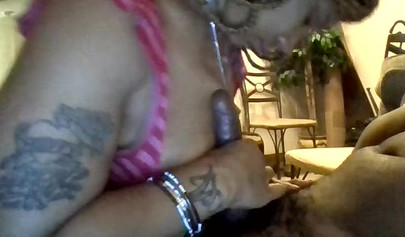 Африканская жена становится на колени и сосет большой черный член 