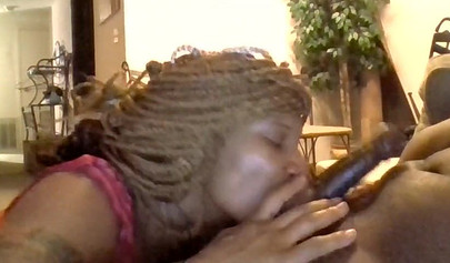 Африканская жена становится на колени и сосет большой черный член 