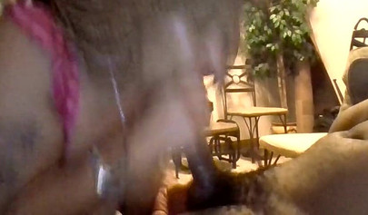 Африканская жена становится на колени и сосет большой черный член 