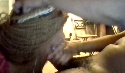 Африканская жена становится на колени и сосет большой черный член 