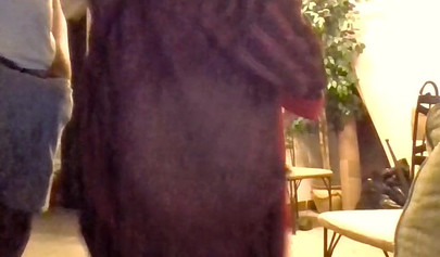 Африканская жена становится на колени и сосет большой черный член 