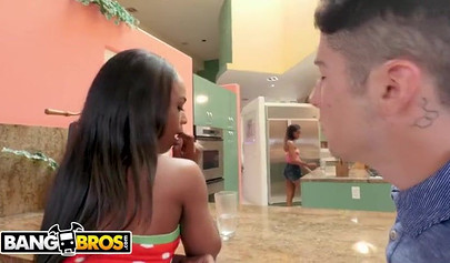 Nymphomanin Sarah Banks reitet ihre Muschi auf dem riesigen Schwanz ihres Stiefbruders