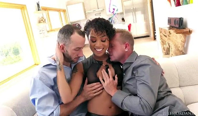 Inked Ebony Honey Gold wird in einem interrassischen Dreier am Spieß geröstet