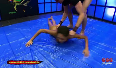 Die dreckige schwarze Luna Corazon wird bei einem versauten Dreier gefickt und vollgepisst