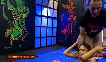 Die dreckige schwarze Luna Corazon wird bei einem versauten Dreier gefickt und vollgepisst