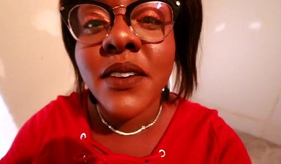 Tombul emlakçı Jade Jordan havaya uçtu ve bir müşteriyi beceriyor