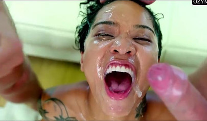 Татуированная чернокожая красотка Хани Голд в подборке горячих камшотов