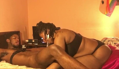 Черный толстяк сосет и глубоко заглатывает гигантский черный член 