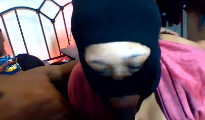 蒙面乌木 BBW 坐在她爱人的脸上并吮吸英国广播公司