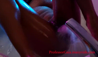 Huge boobed ebony wife masturbates in the bathtub