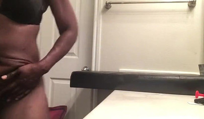 Bootylicious ebony whore toying her holes on cam