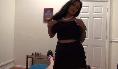 Busty ebony cougar Maxine X shows her sex skills in POV