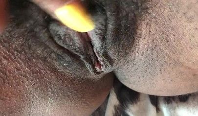 Slutty ebony rubbing her hairy muff up close