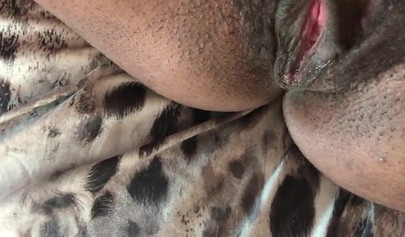 Slutty ebony rubbing her hairy muff up close