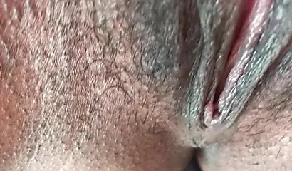 Slutty ebony rubbing her hairy muff up close