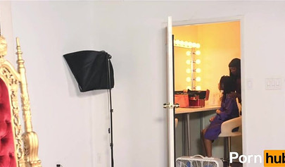 Ebony fashion models Ana Foxxx & Kira Noir eat each other's muffs