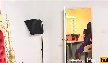 Ebony fashion models Ana Foxxx & Kira Noir eat each other's muffs