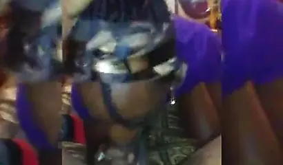 Afro-American nympho blowing a massive meat pole