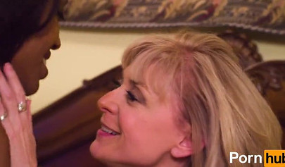 Porn icone Nina Hartley and ebony Lotus Lain devour each other's cunts