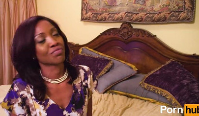 Porn icone Nina Hartley and ebony Lotus Lain devour each other's cunts