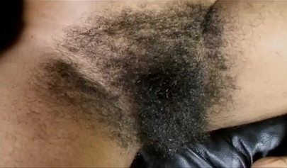 Linda adolescente de ébano espalha sua vagina super peluda