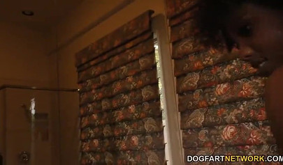 नन्हा एबोनी डेज़ी कूपर IR ब्लोबैंग में भाग लेता है