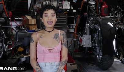 Sexy ebony biker Honey Gold gets nailed on the desk