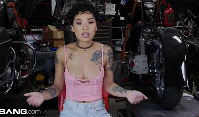 Sexy ebony biker Honey Gold gets nailed on the desk