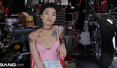 Sexy ebony biker Honey Gold gets nailed on the desk