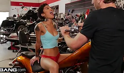 Sexy ebony biker Honey Gold gets nailed on the desk